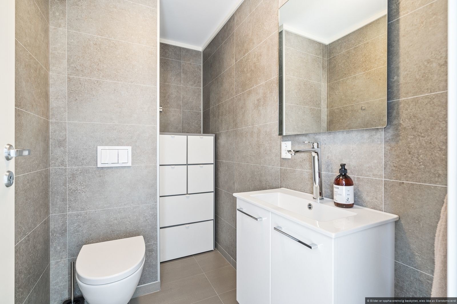 Begge badene er flislagte og utstyrt med moderne innredning, vegghengte toaletter og dusjsoner. Galleribilde