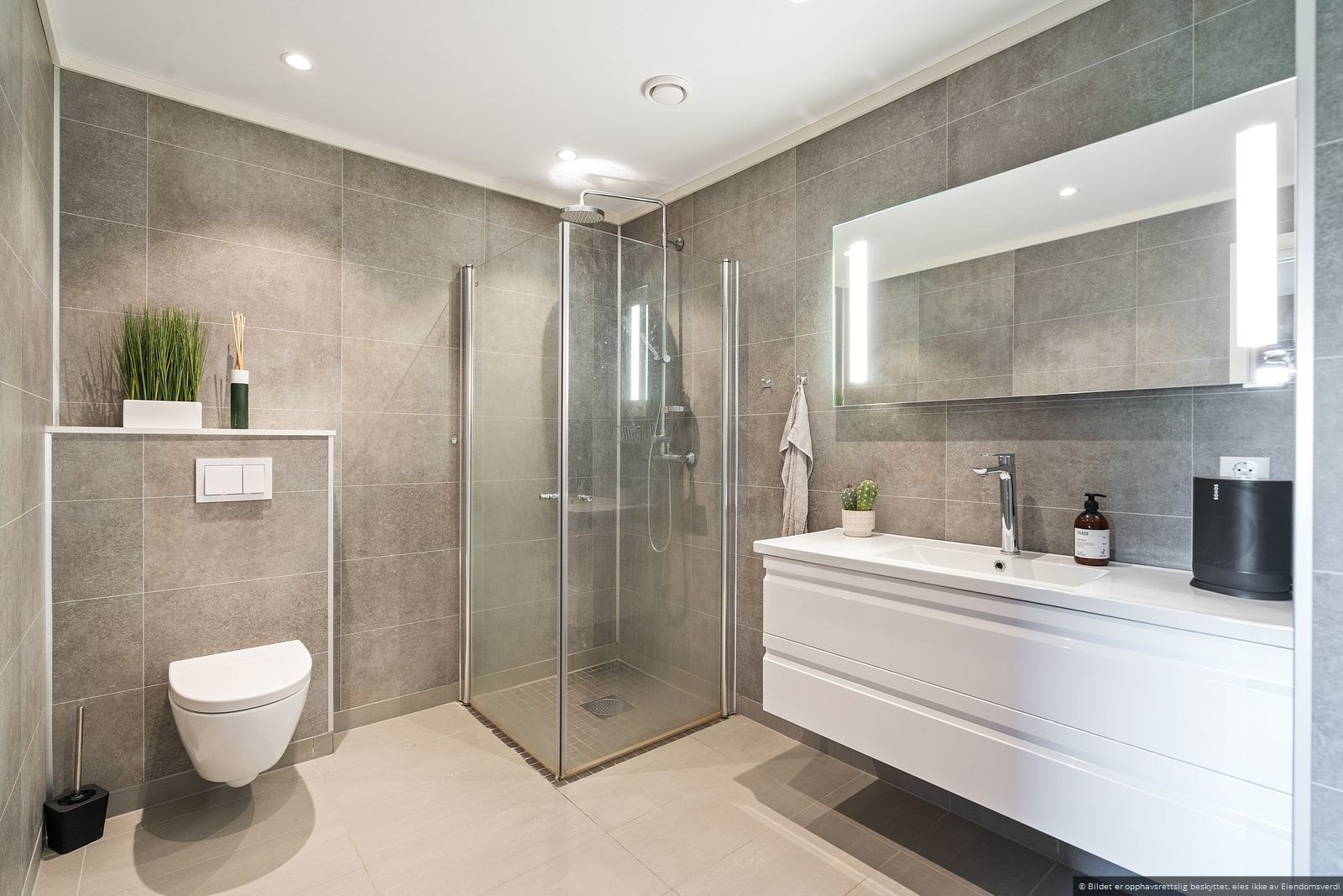 Dette rommet har også direkte adkomst til ett av leilighetens to bad ("en-suite"). Galleribilde