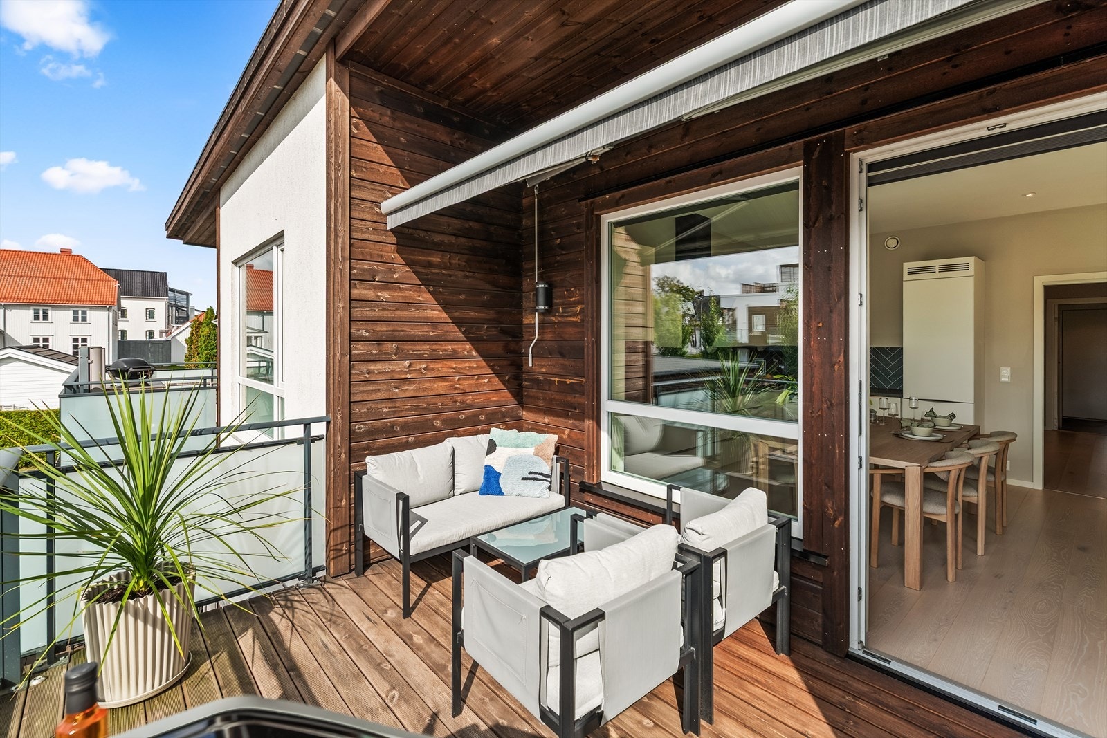 Fra stuen er det utgang til en romslig balkong på ca. 11 kvm. Galleribilde