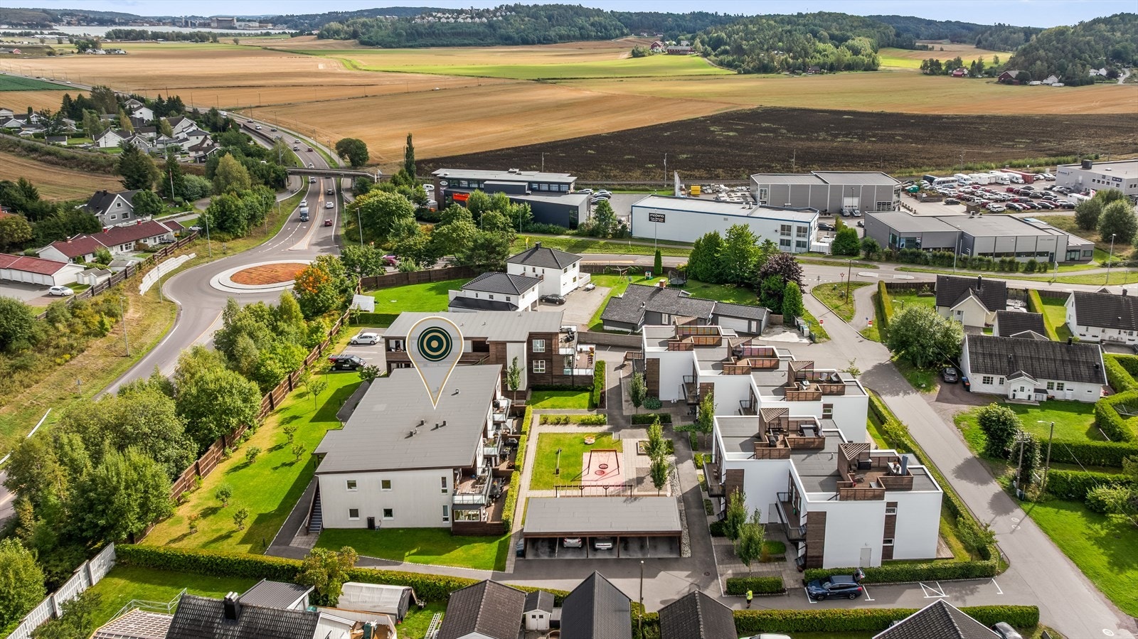 Sem sentrum ligger kun en kort spasertur unna. Her finner du matbutikker, apotek, bensinstasjon, frisør, blomsterbutikk, kafé og restauranter, med andre ord alt du trenger i hverdagen. Galleribilde