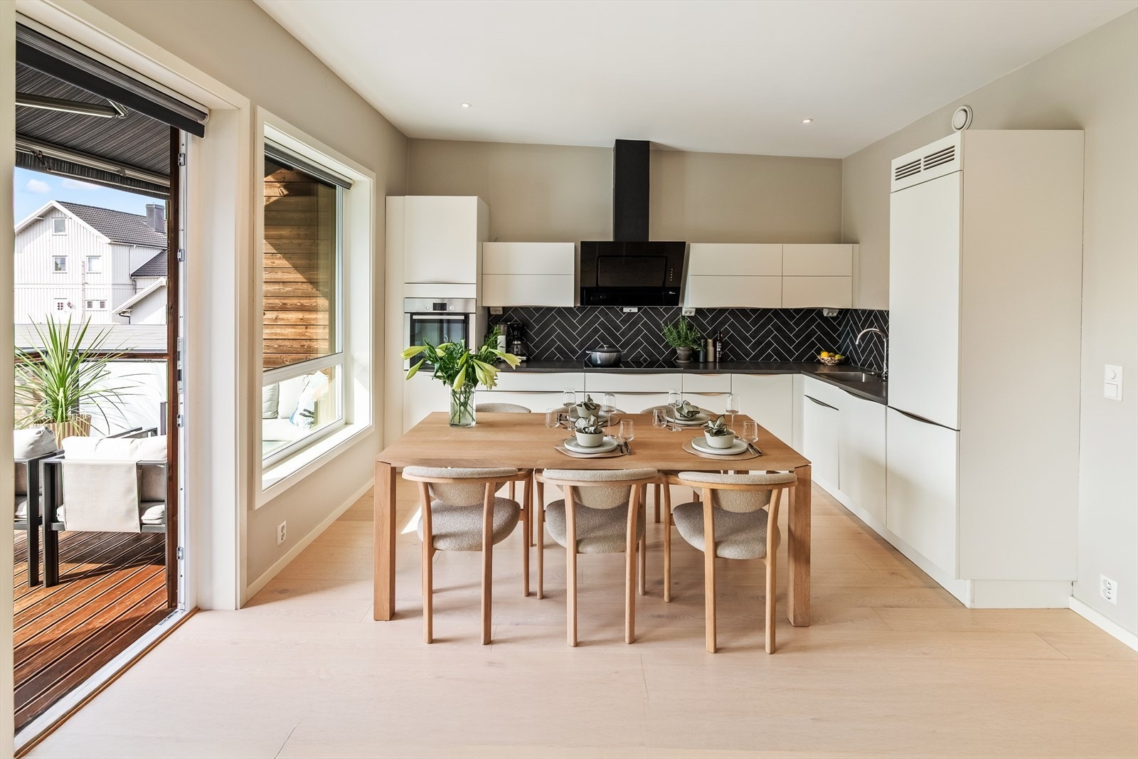 Kjøkkenet er fra anerkjente HTH og er utstyrt med glatte fronter og integrerte hvitevarer. Galleribilde