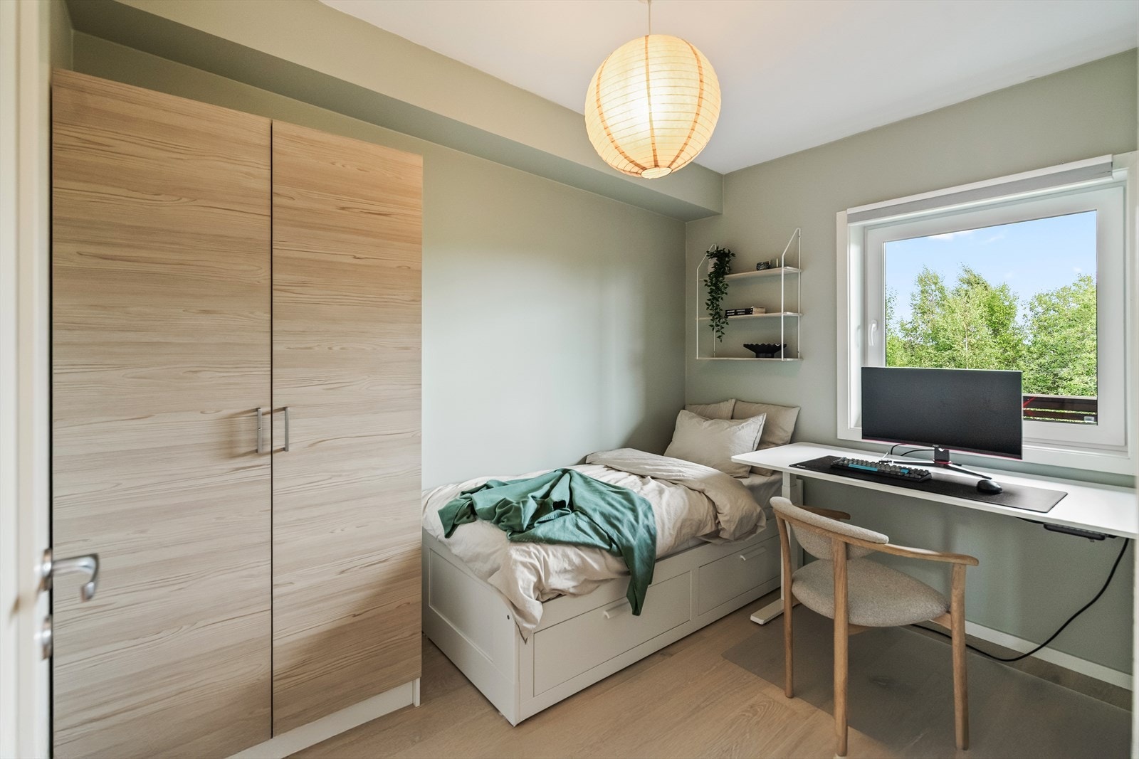 Det andre soverommet passer perfekt som barnerom, gjesterom eller et romslig kontor. Galleribilde