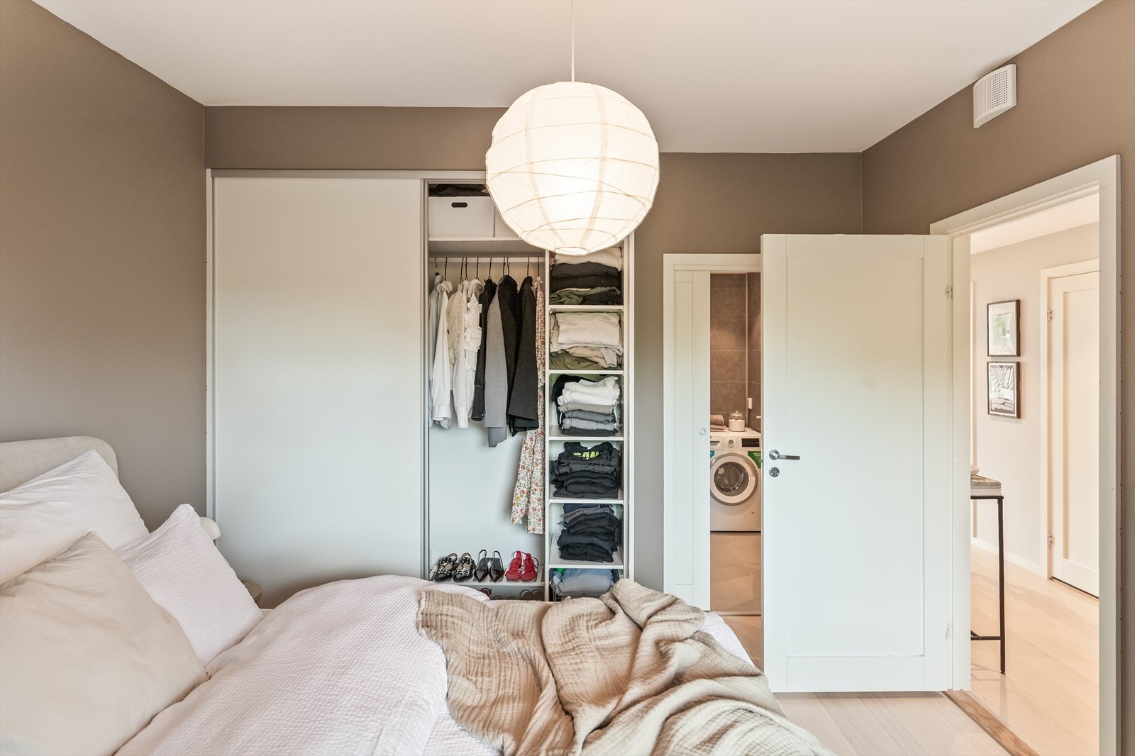 Hovedsoverommet er romslig med en praktisk integrert garderobeløsning. Galleribilde