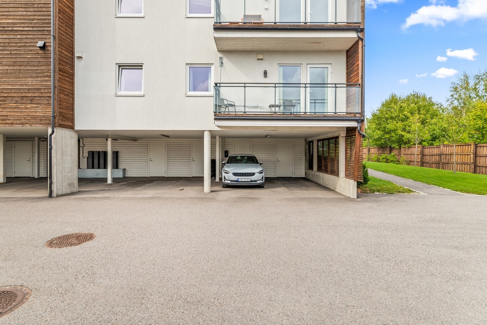 Det medfølger egen biloppstillingsplass i carport med lader. Det er også rikelig med gjesteparkeringer dersom man trenger flere p-plasser. Galleribilde