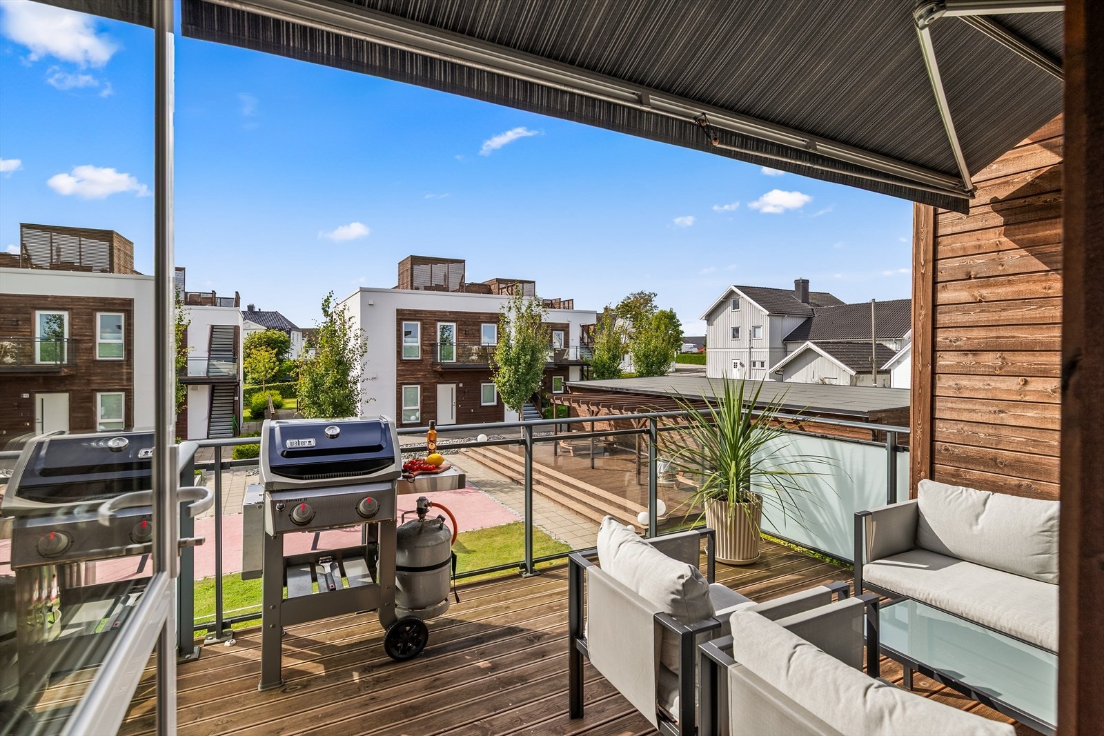 Balkongen fungerer som en forlengelse av stuen i sommerhalvåret, og med sol fra ca. kl. 11:00 til 23:30 midtsommers, er dette den perfekte plassen for både morgenkaffe og sene grillkvelder. Galleribilde