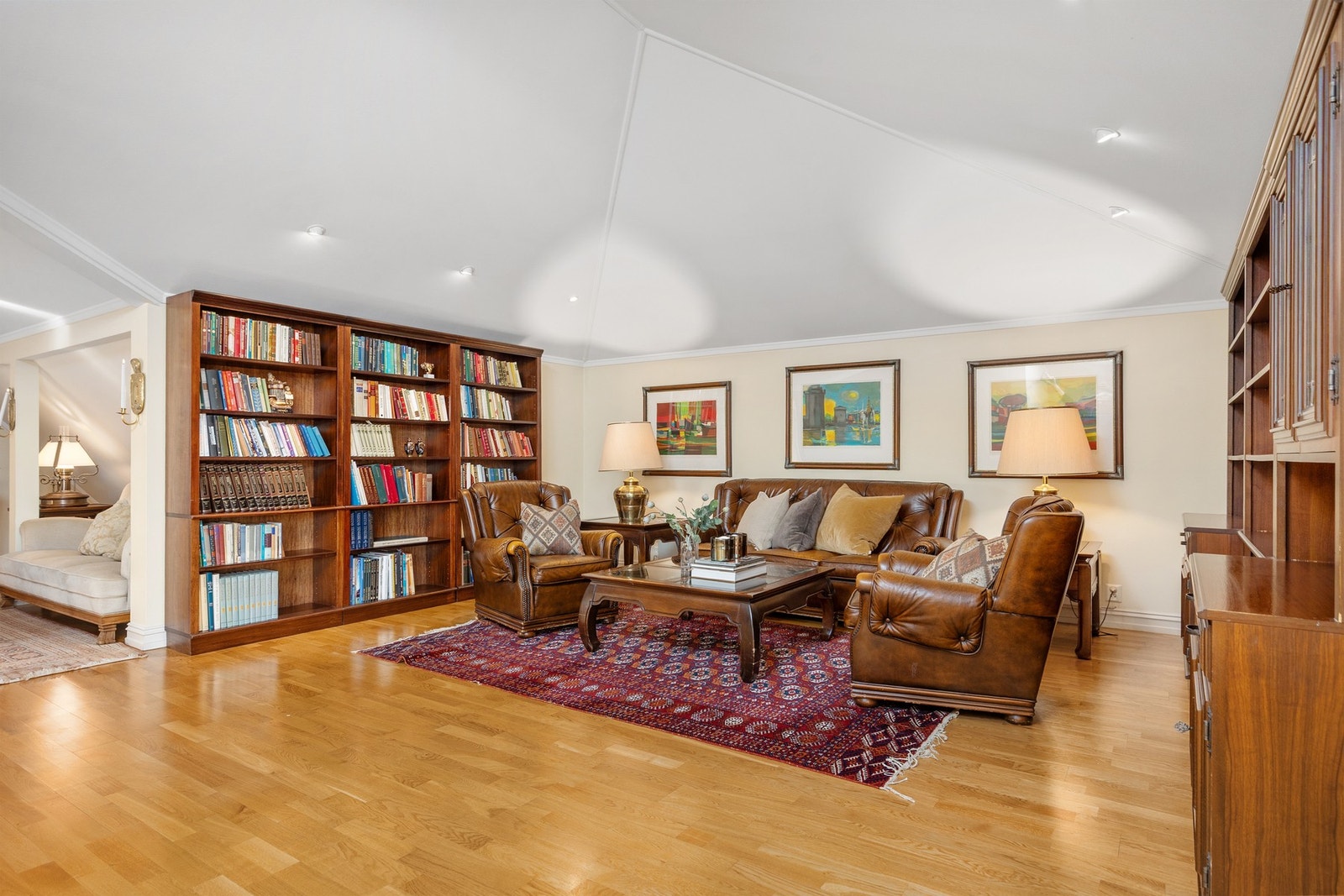 Et flott bibliotek med mange bruksmuligheter, ideelt som TV-stue, leserom eller hyggelig oppholdsrom. Galleribilde