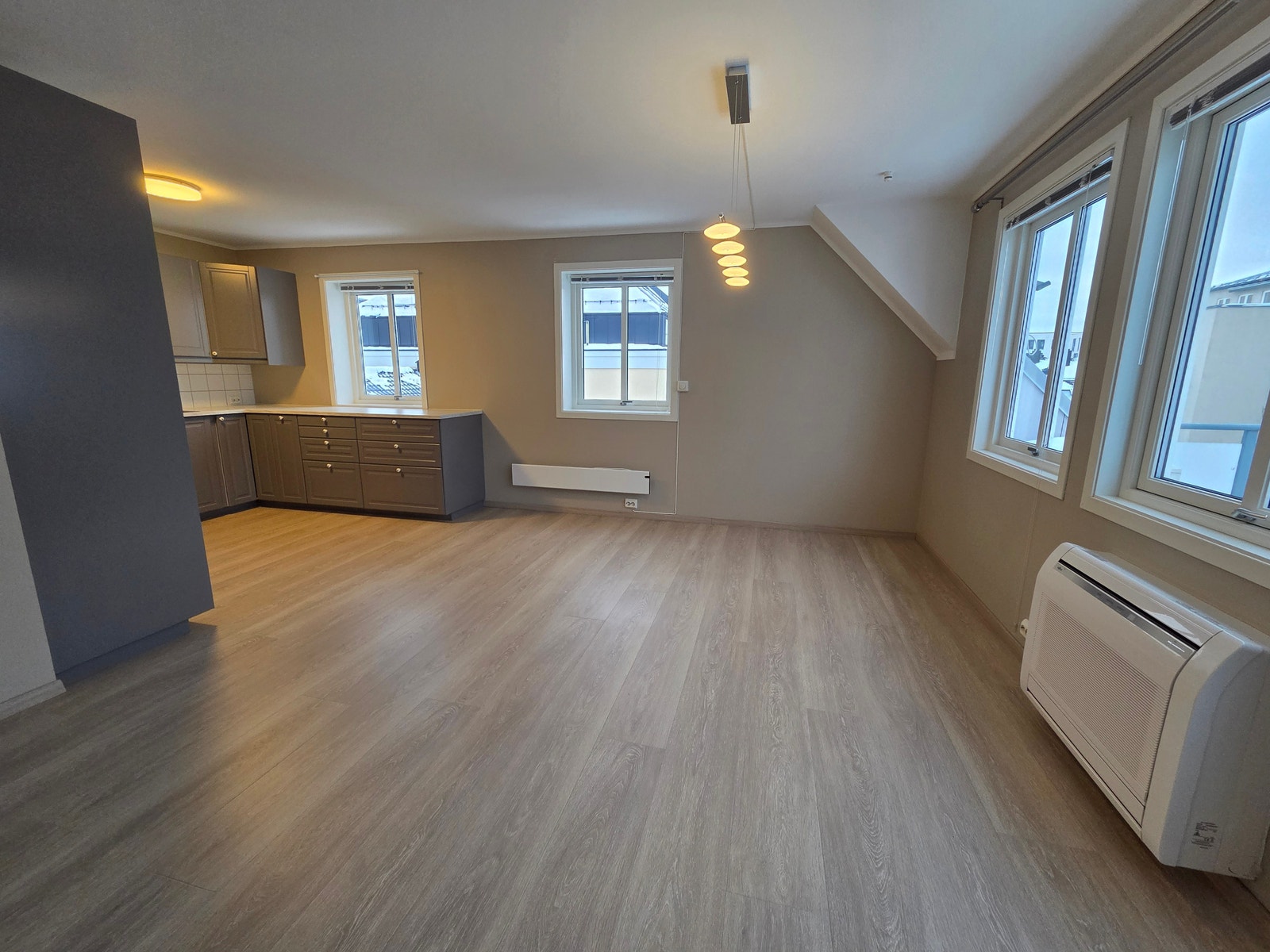 Stor stue/spisestue med mye lys Galleribilde