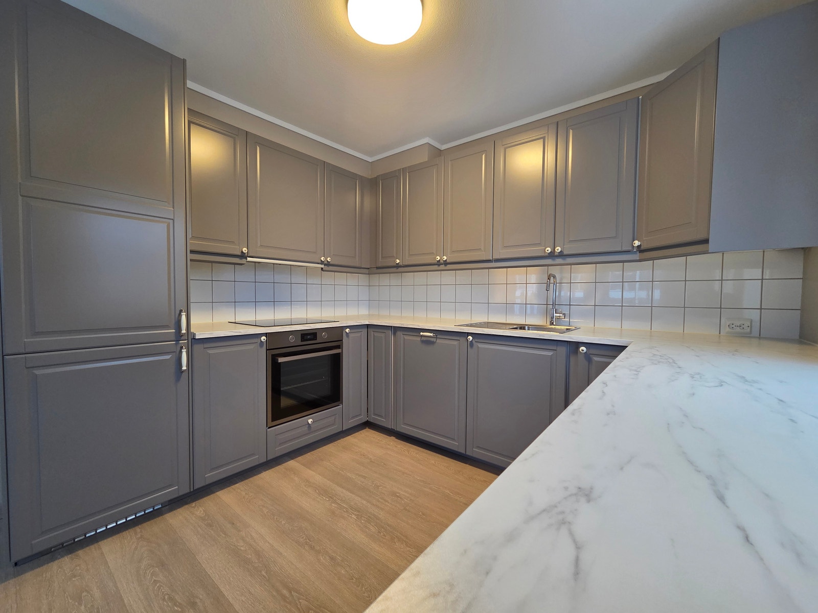 Flott Ikea kjøkken med integrerte hvitevarer Galleribilde