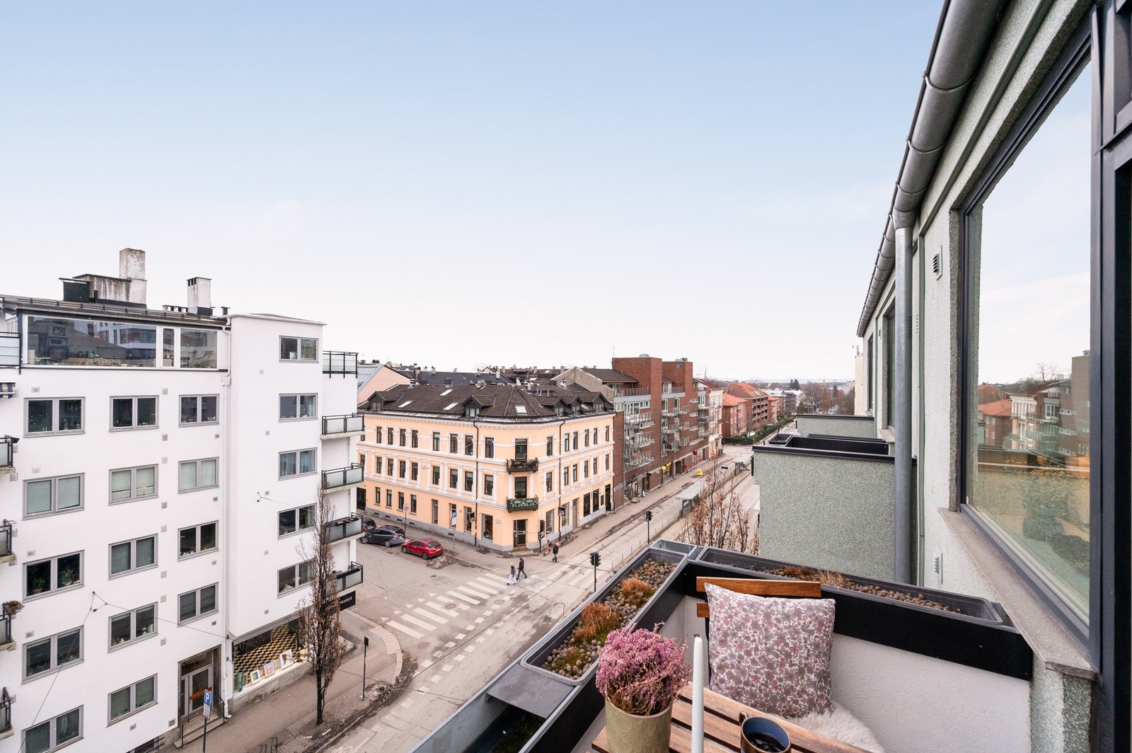 Leiligheten ligger i byggets øverste etasje og har både heis og balkong Galleribilde