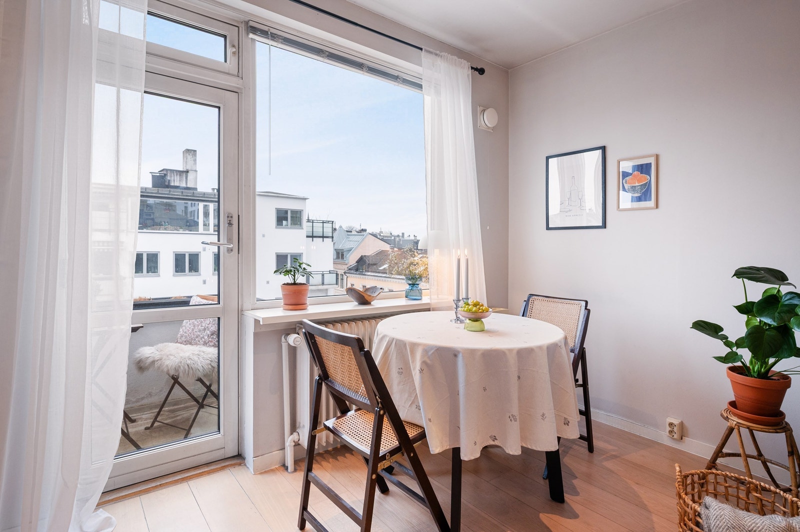 Hyggelig spiseplass ved vindu Galleribilde