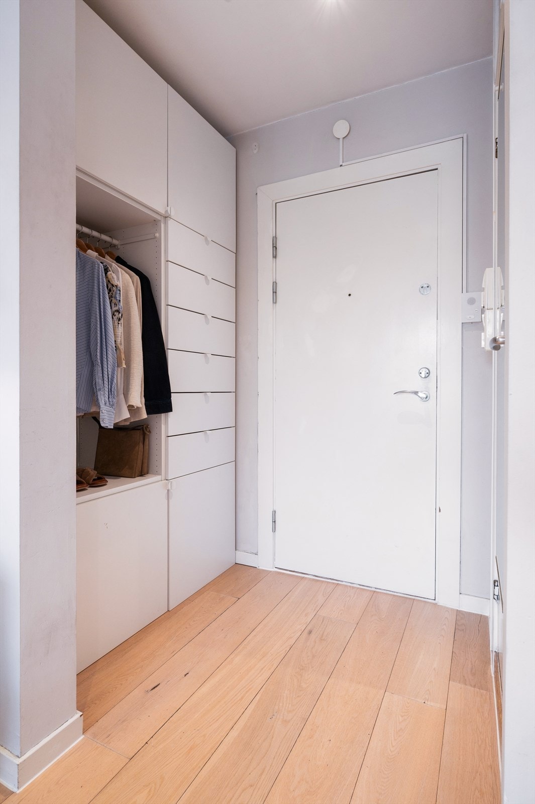 Praktisk entré med garderobe Galleribilde