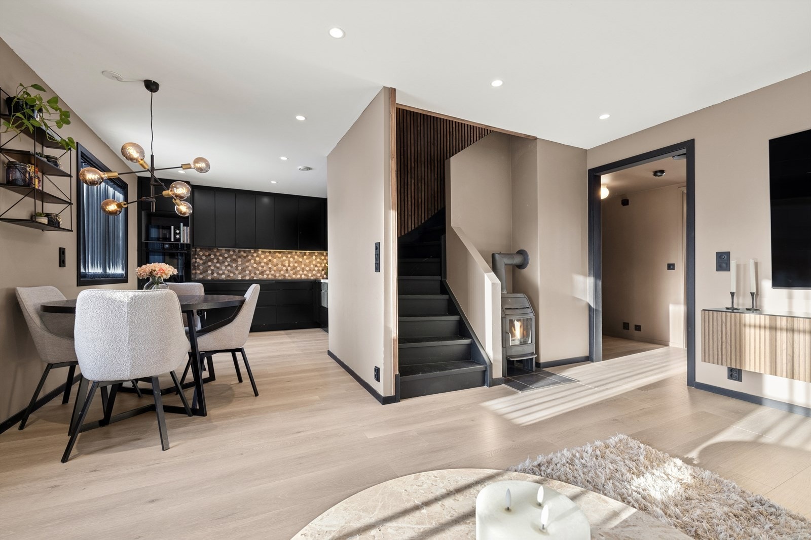 Det er i perioden 2020-2026 er gjort oppdateringer med bl.a. nytt kjøkken, nye overflater i kjøkken/stue, soverom og i trappoppgang. Galleribilde