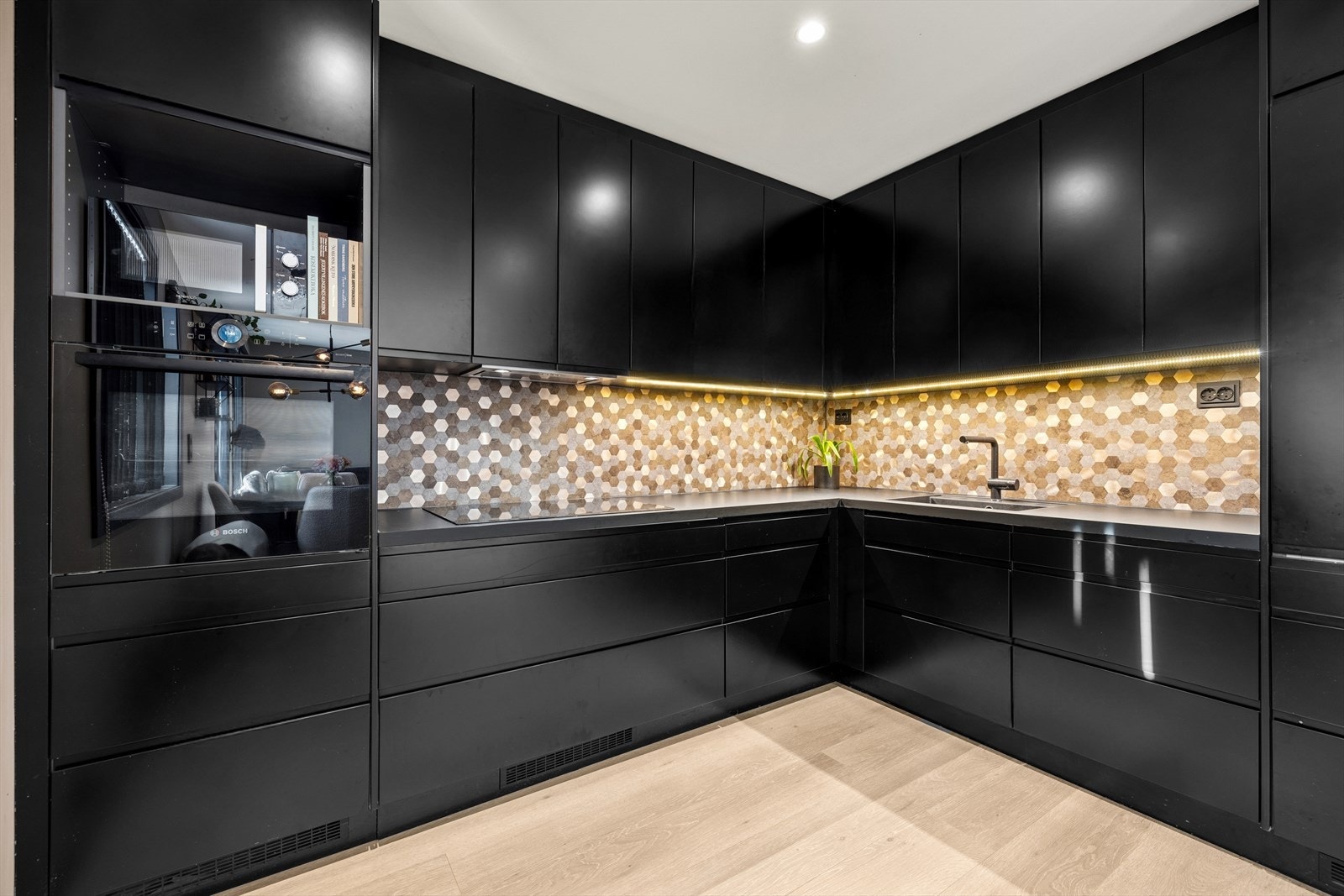 Kjøkkenet er innredet i en praktisk form og har godt med skap- og benkeplass. Galleribilde