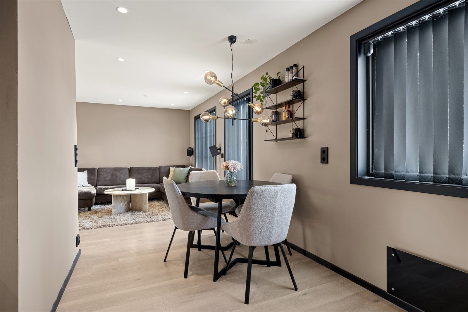 I tilknytning til kjøkkenet, kan spisebord enkelt plasseres. Galleribilde