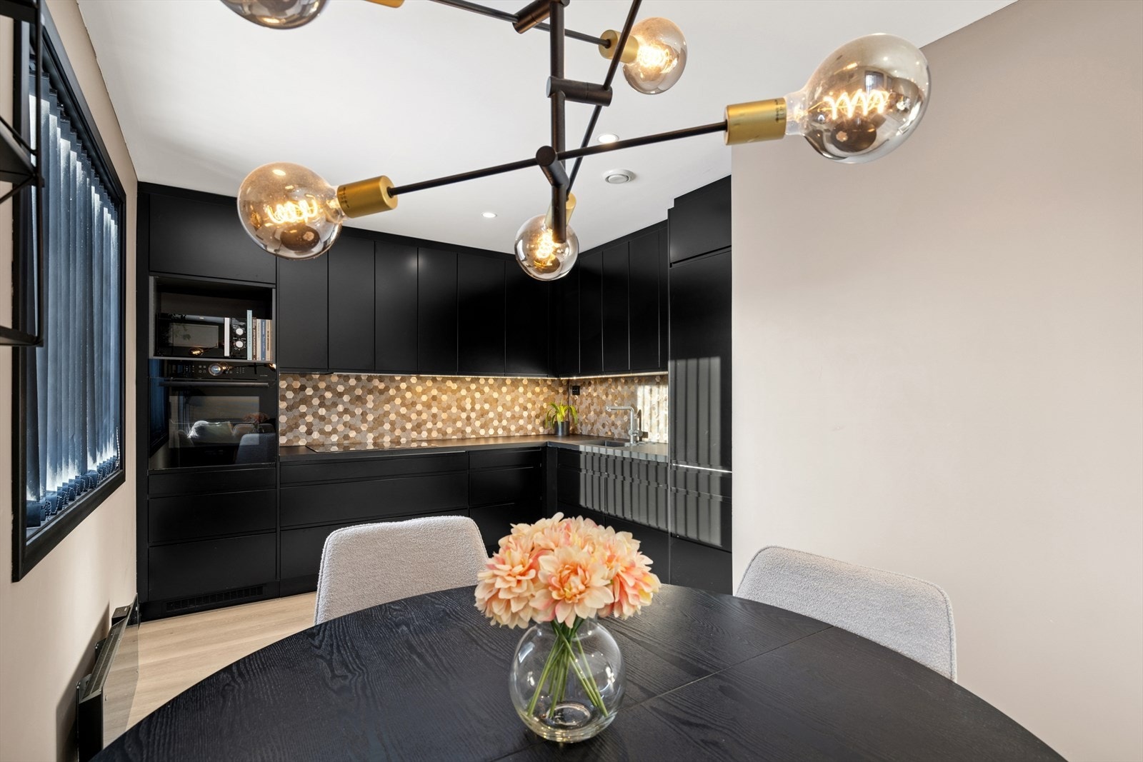 Epoq innredning fra 2010 med glatte fronter og laminat benkeplate. Galleribilde