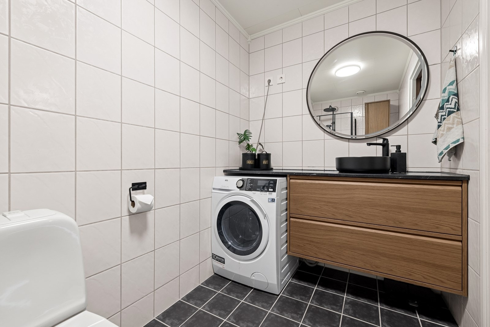 Lekkert bad med nyere innredning. Det er opplegg til vaskemaskin på badet. Galleribilde