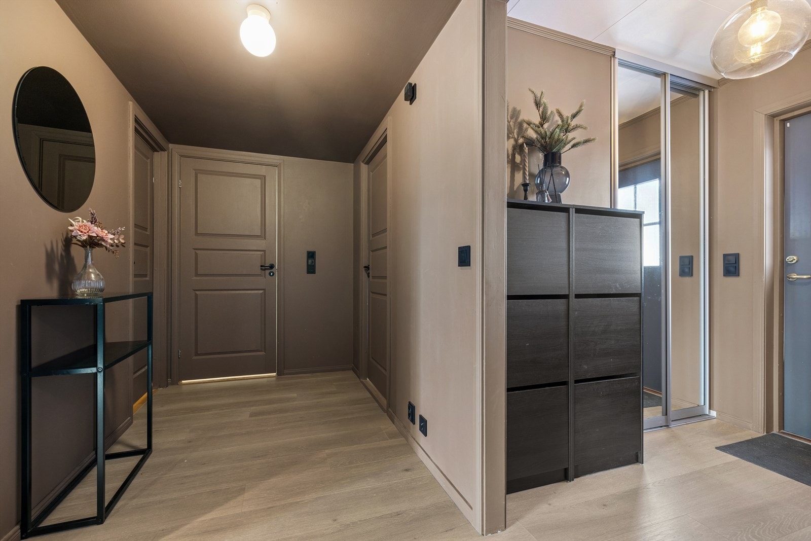 Stilfull entré med god plass til å oppbevare ytterklær og sko i garderobeskap. Galleribilde