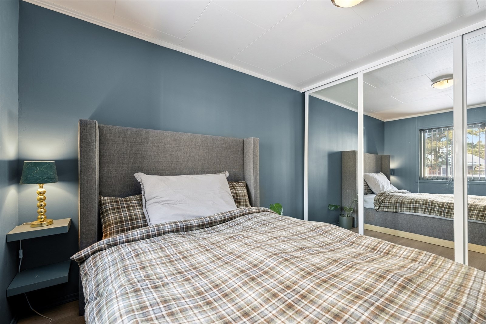 Hovedsoverommet har god plass til dobbeltseng og nattbord. Det er montert inn skyvedørsgarderobe med speilfronter og det er god plass til oppbevaring. Galleribilde