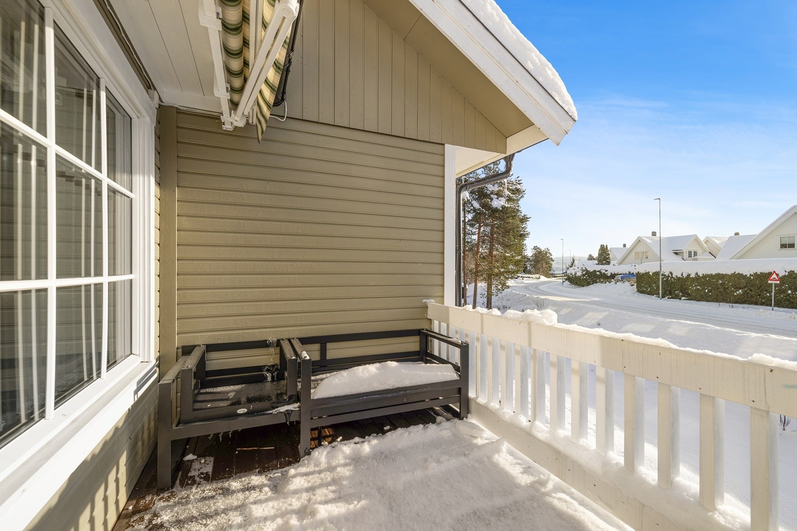 Fra stuen er det utgang til en solrik balkong som fungerer som en forlengelse av stuen på varme sommerdager. Galleribilde
