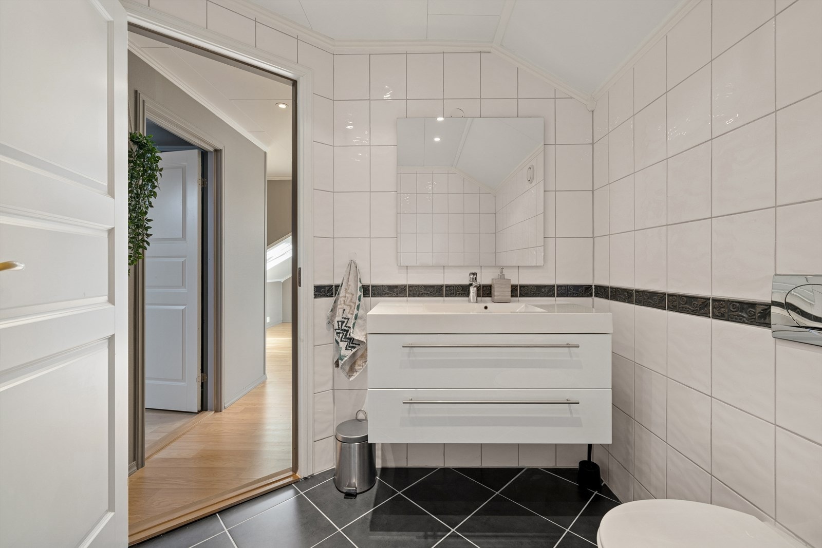 Flislagt baderom med behagelig gulvvarme. Galleribilde