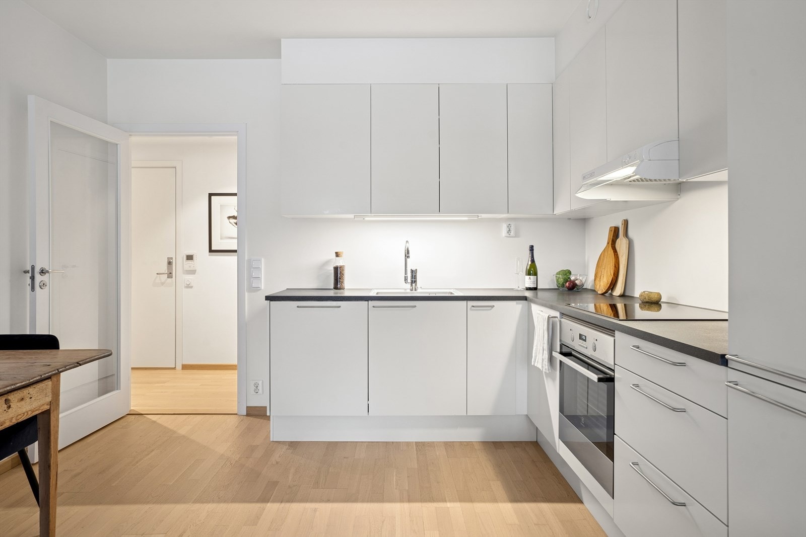 Innredningen har hvitevarer som inkluderer stekeovn, koketopp, oppvaskmaskin og kombiskap (kjøl/frys). I tillegg er det montert komfyrvakt og automatisk vannstopperfunksjon Galleribilde