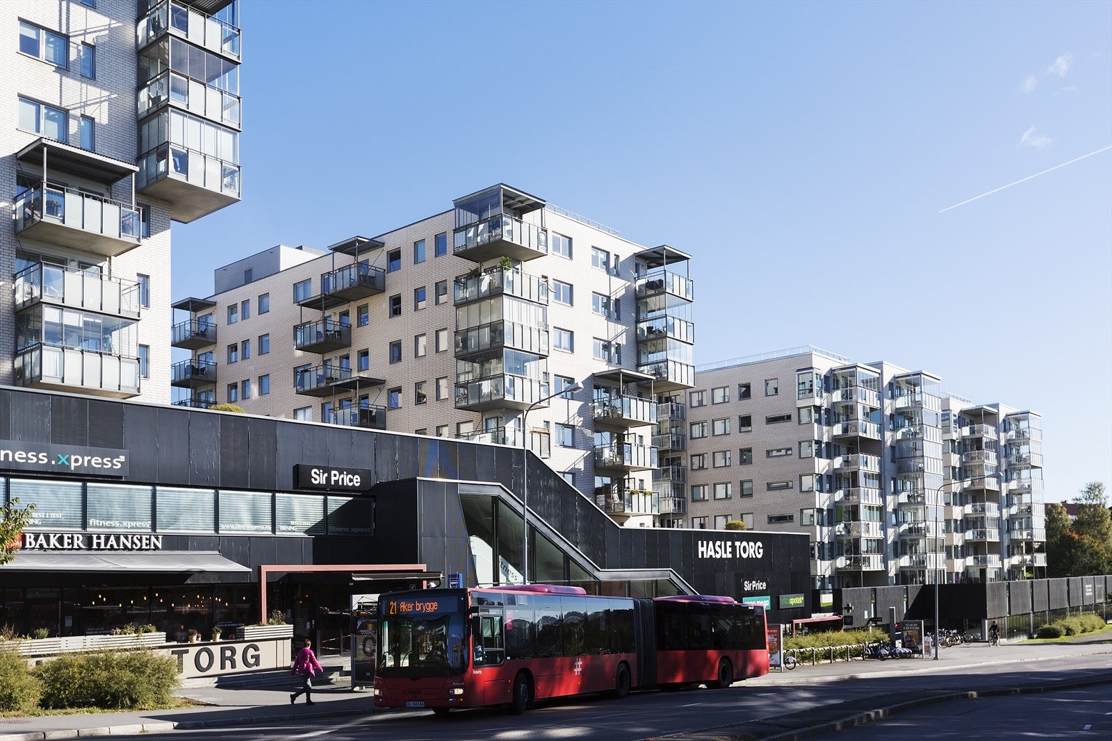 Hasle Torg med blant annet Sats, Vinmonopol, Baker Hansen, Coop, Apotek og T-banestasjon med linje 5 Galleribilde