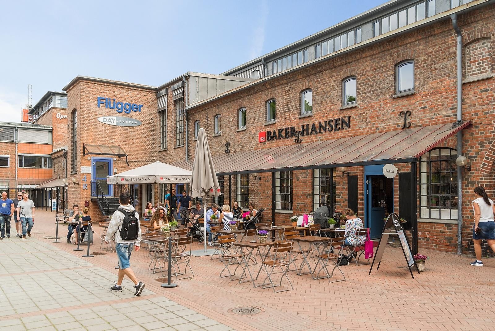 Fyrstikktorget med et bredt utvalg av servicetilbud Galleribilde