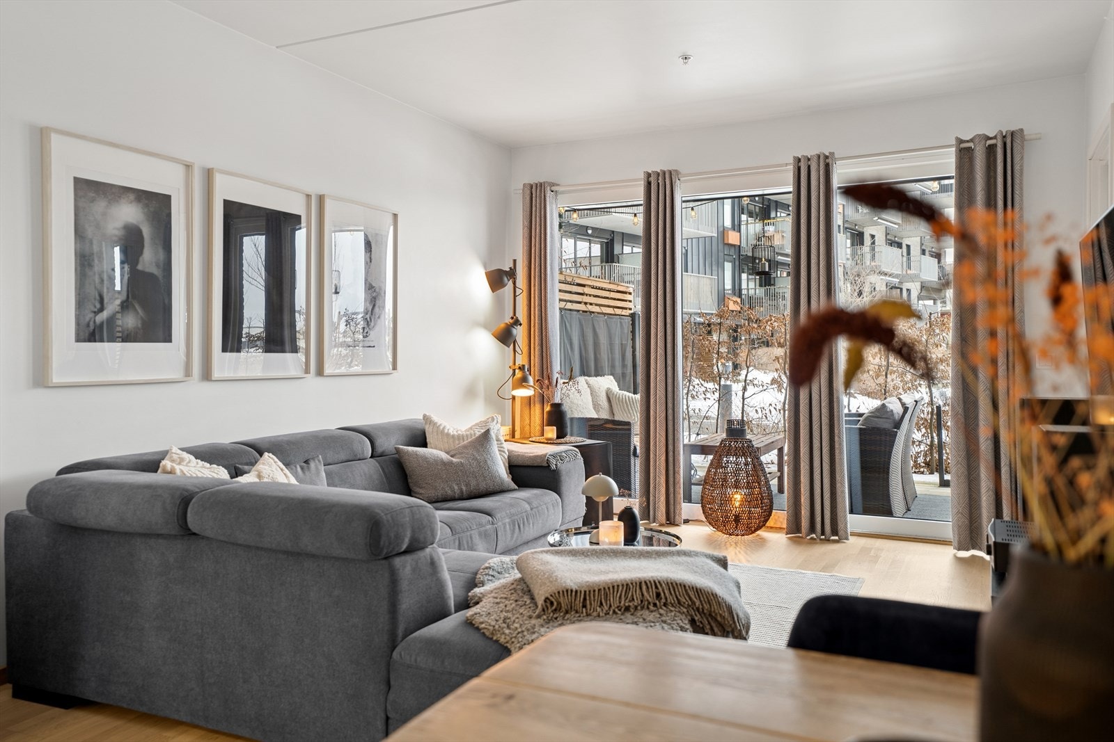 Gulvene er belagt med klassisk parkett, veggene er lyse, og store vindusflater sammen med en terrassedør gir rikelig med dagslys Galleribilde