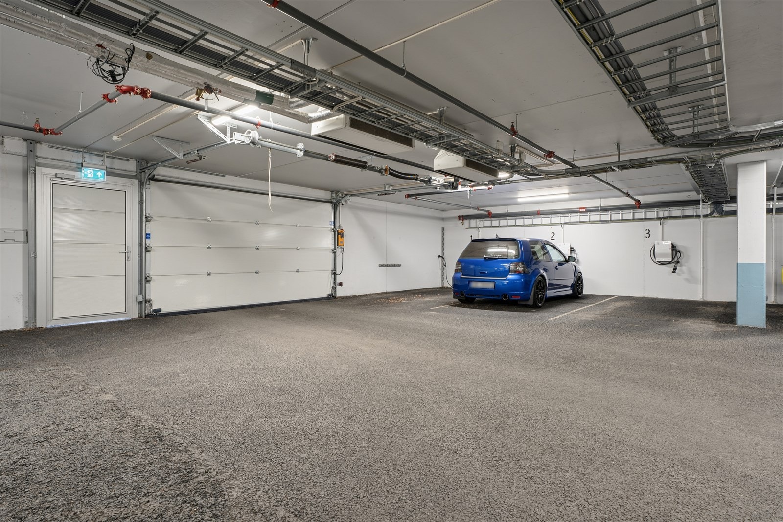 Det medfølger én parkeringsplass i felles garasjekjeller (plass nr. 3) med elbillader Galleribilde