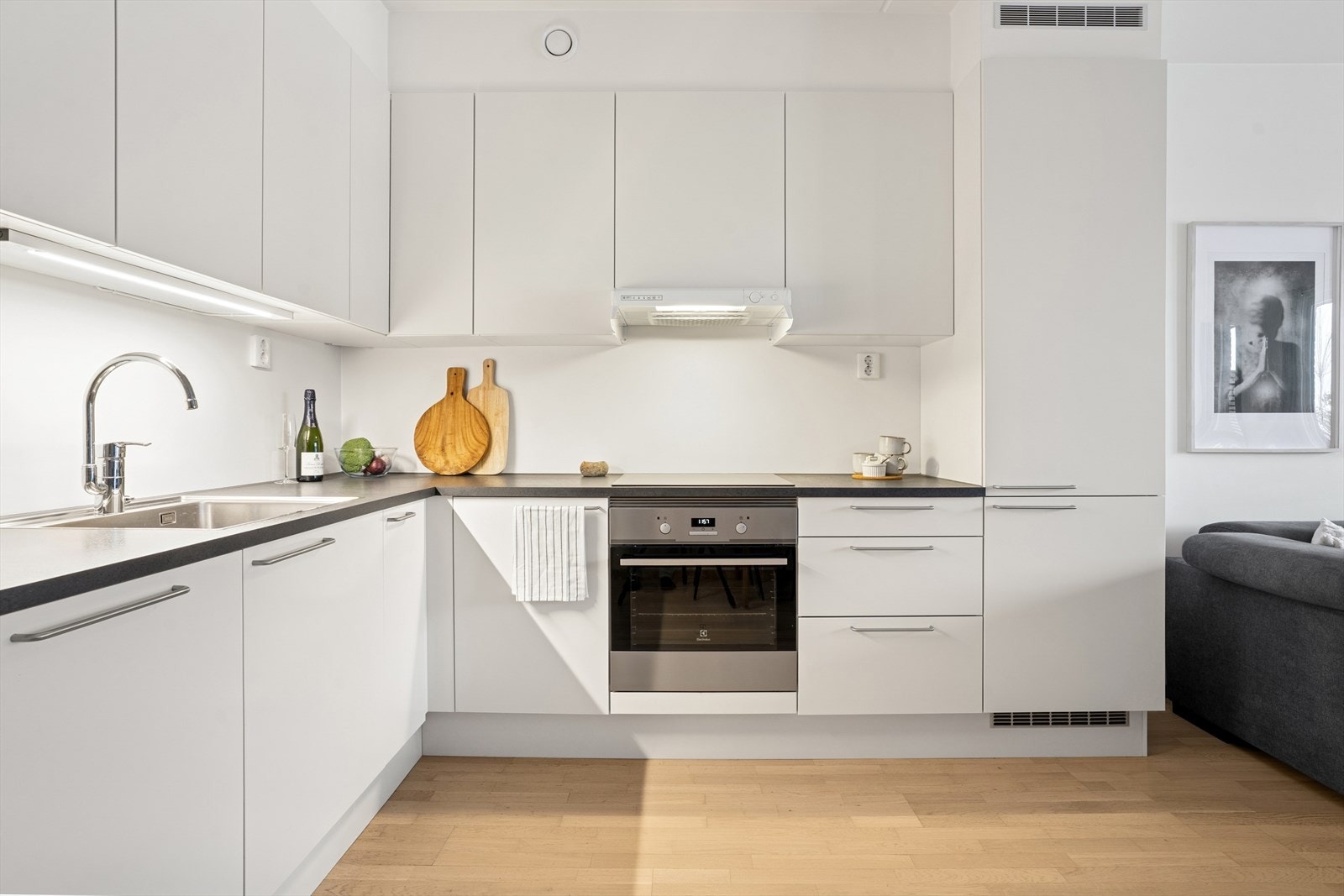 Den praktiske vinkelløsningen gir optimal utnyttelse av plassen, og kombinasjonen av skuffer og skap, gir god og fleksibel oppbevaring Galleribilde