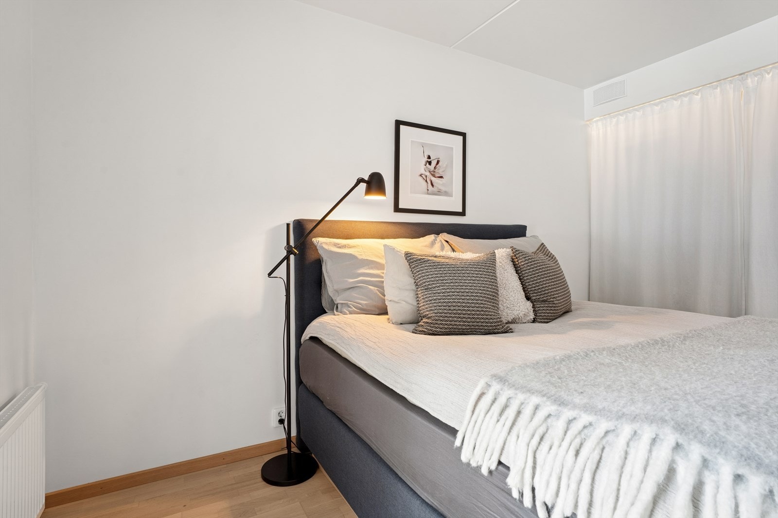 Det er etablert en smart garderobeløsning med forheng, som gir fleksibel og praktisk oppbevaring uten å ta unødvendig plass Galleribilde