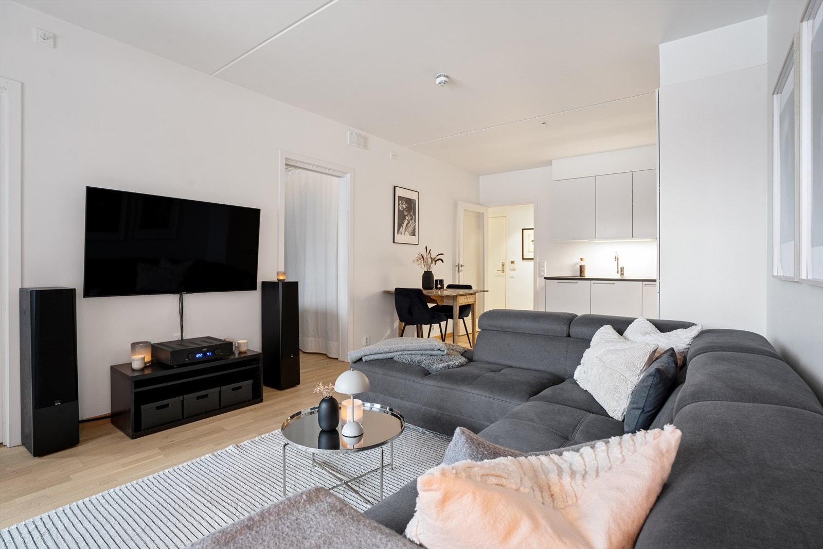 Leiligheten blir oppvarmet med vannbåren varme via radiatorer og varmekabler på bad/vaskerom. I tillegg er det balansert ventilasjon Galleribilde