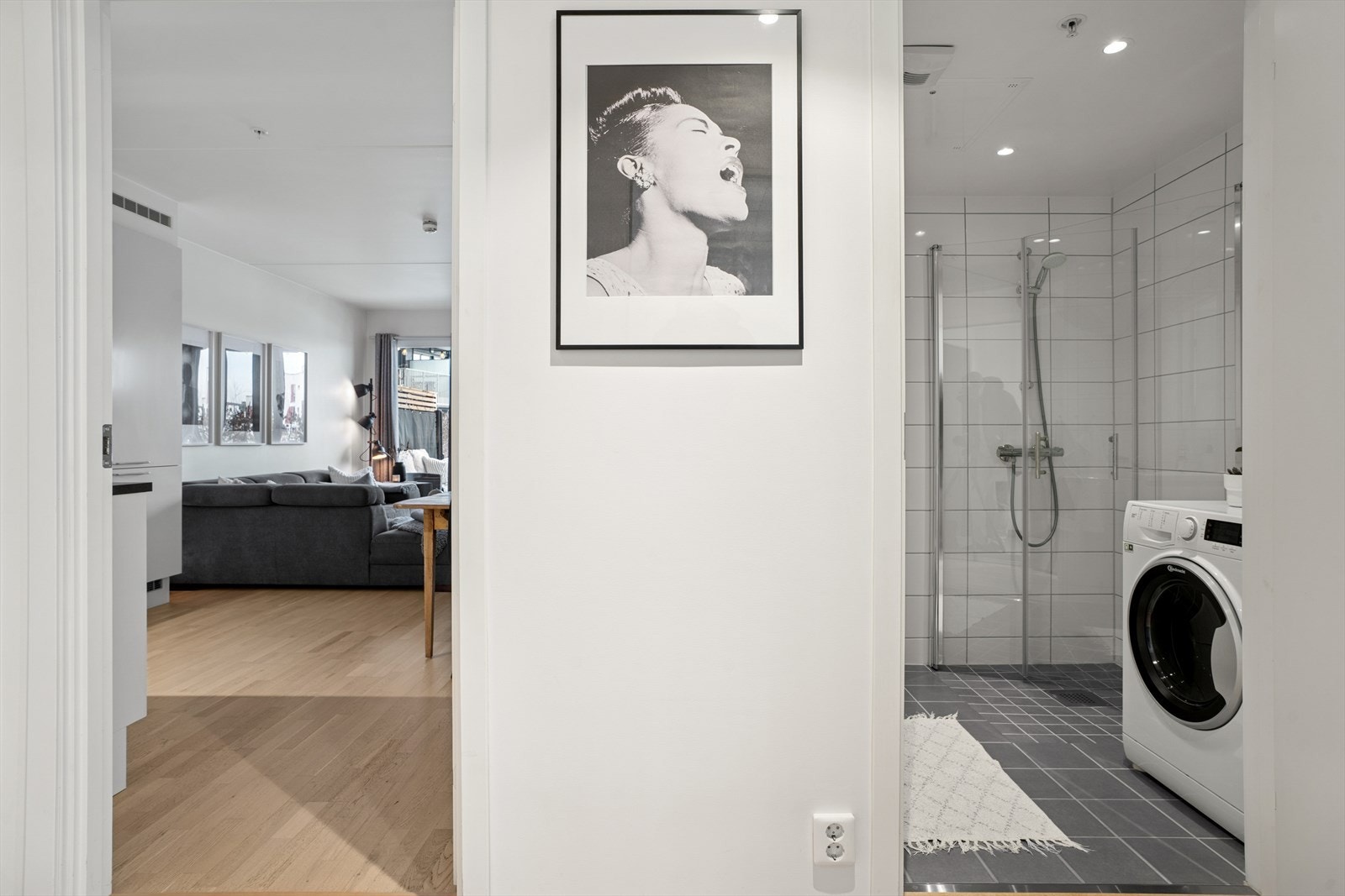 Badet har adkomst fra gangen og fremstår som både innbydende og praktisk Galleribilde