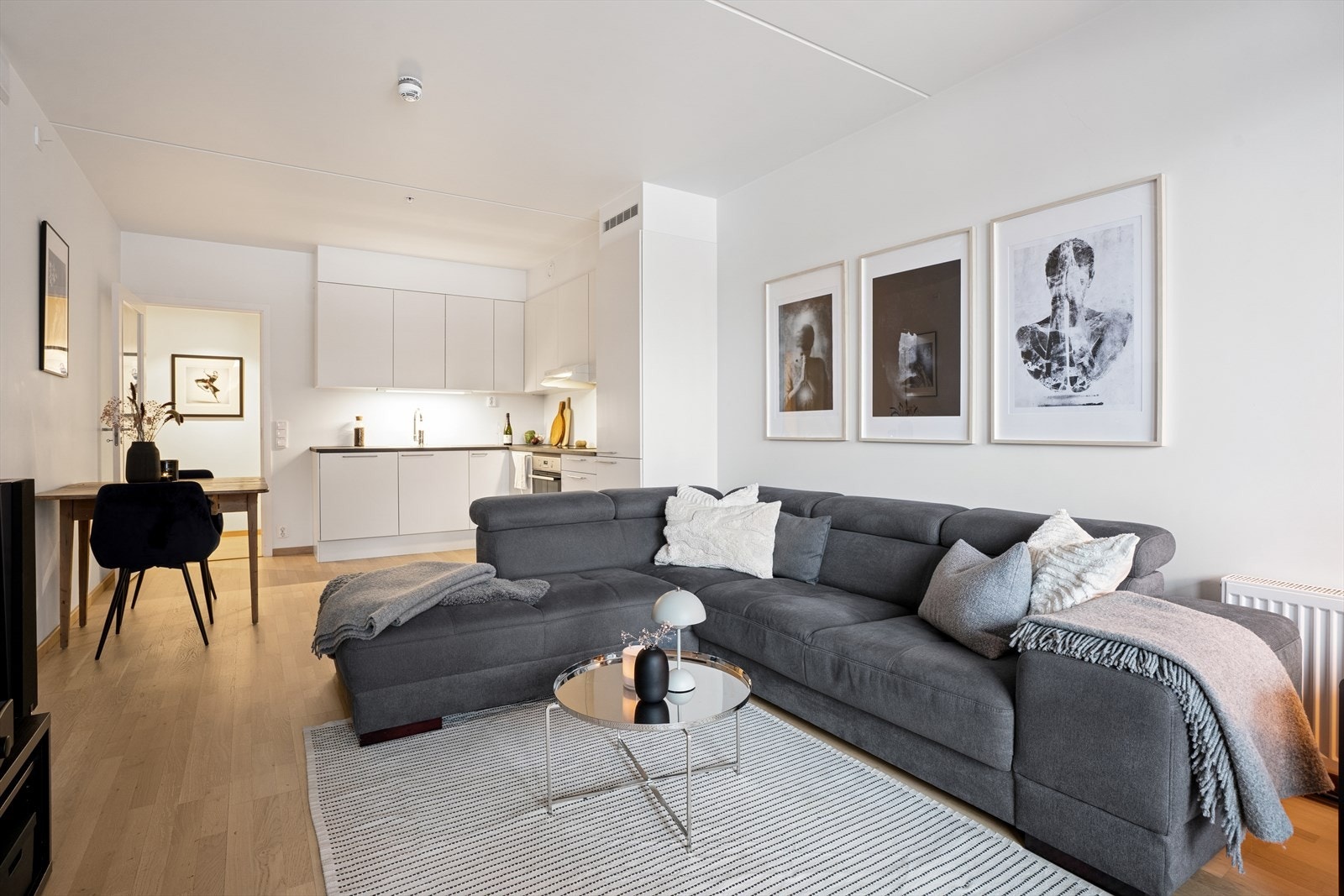 Stuen har god plass til både sofagruppe og spisestue med tilhørende møblement Galleribilde