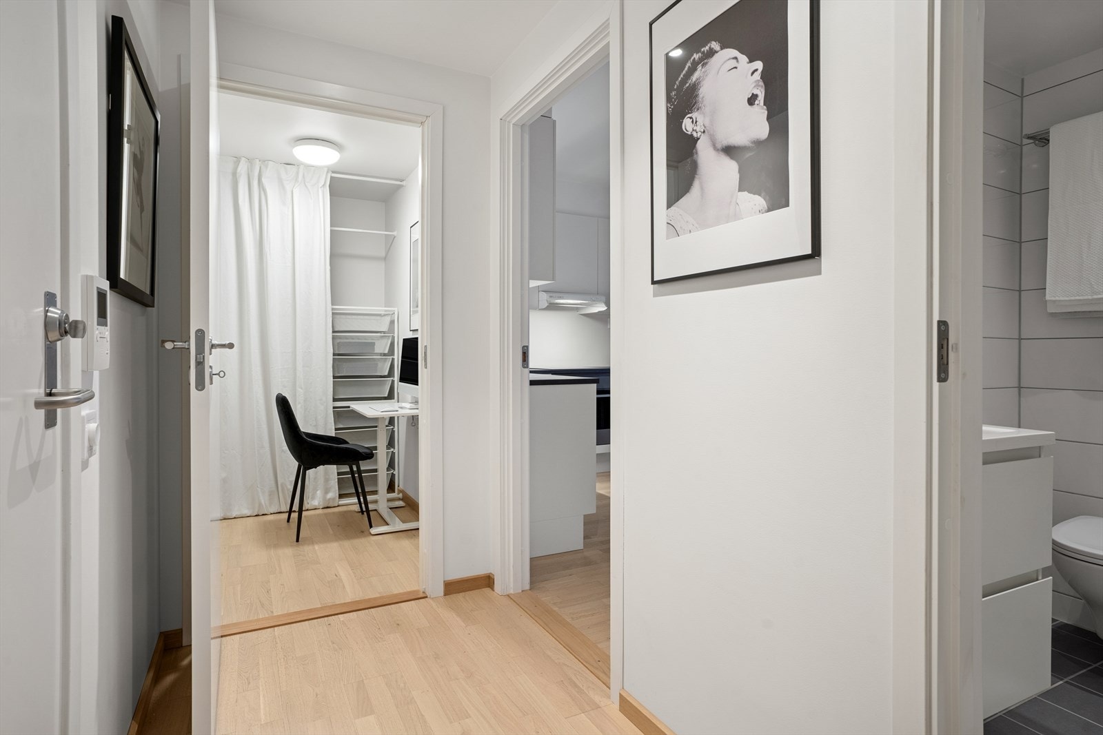 Det er gode oppbevaringsmuligheter, med en romslig garderobeløsning på soverommet, en innvendig bod med garderobeinnredning og en egen bod i fellesarealene på samme plan som leiligheten Galleribilde