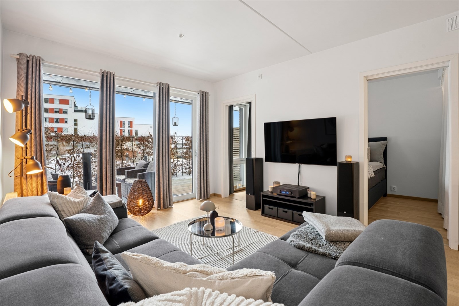 Vel inne i leiligheten finner du en åpen løsning mellom stue og kjøkken, som skaper et lyst og luftig oppholdsrom Galleribilde