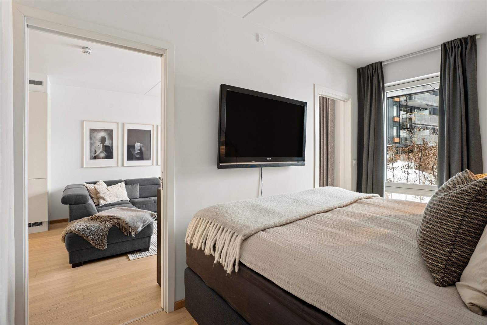 Soverommet ligger praktisk plassert innenfor stuen og er avskjermet med elegante skyvedører Galleribilde