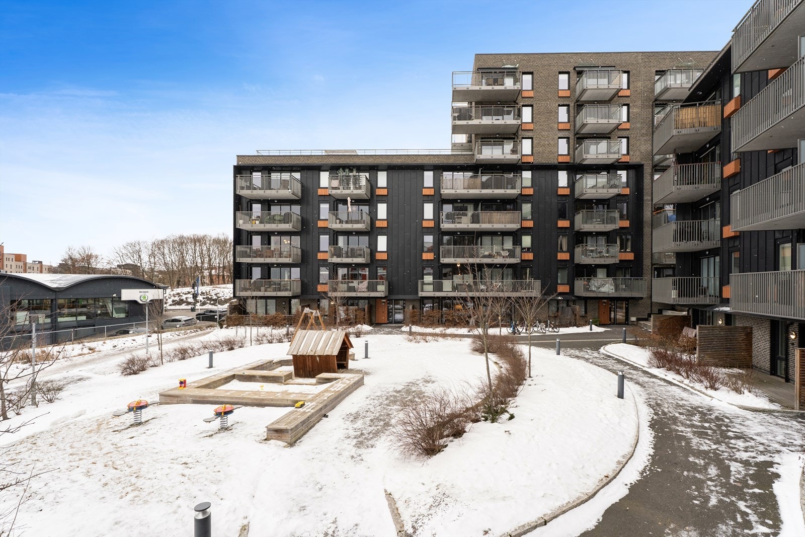 Borettslaget har i tillegg fasiliteter som felles sykkelbod og flott takterrasse, samt tilgang til barnevogn parkering i naboblokken Galleribilde