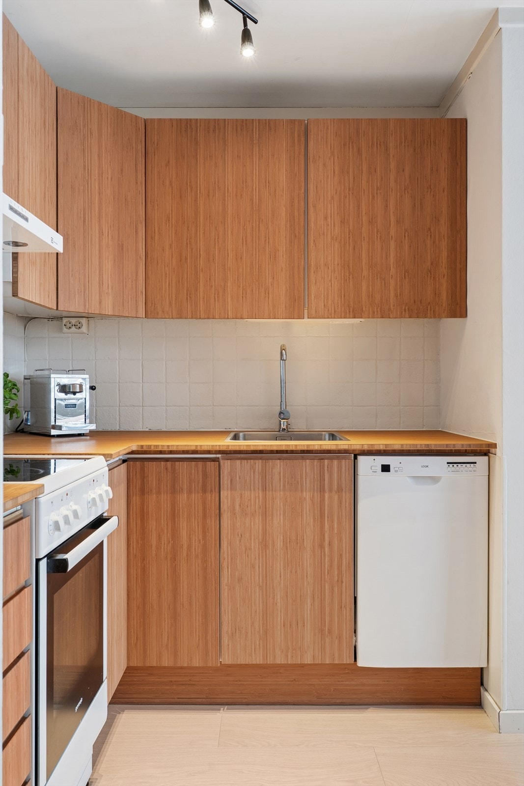 Ny benkeplate i heltre bambus gir en slitesterk og god arbeidsflate. Galleribilde