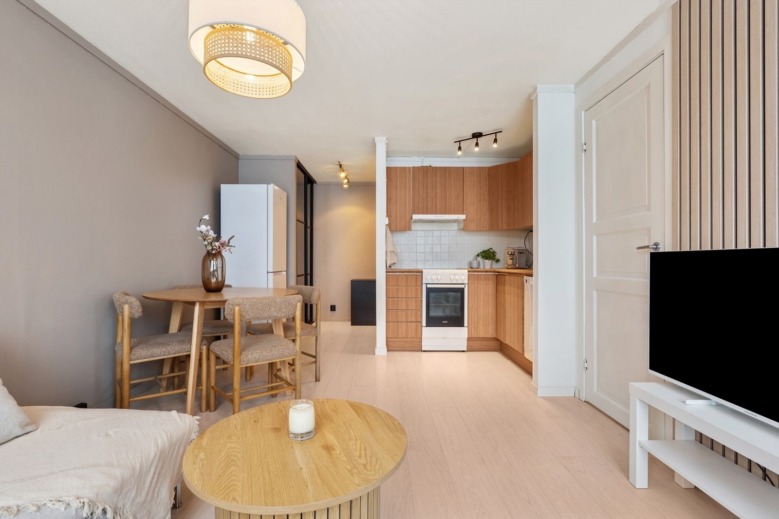 Den åpne løsningen mellom stue og kjøkken skaper et sosialt og luftig allrom. Galleribilde