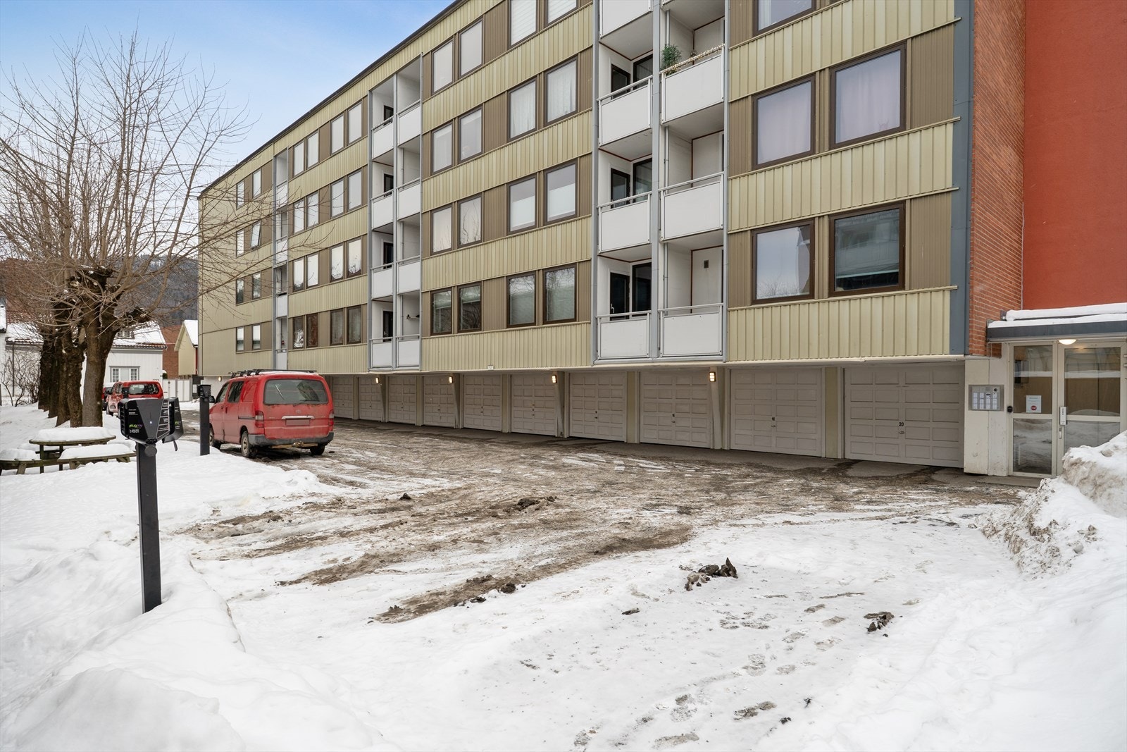 Leiligheten disponerer en kjellerbod. I tillegg er det mulighet for å leie garasjeplass. Galleribilde