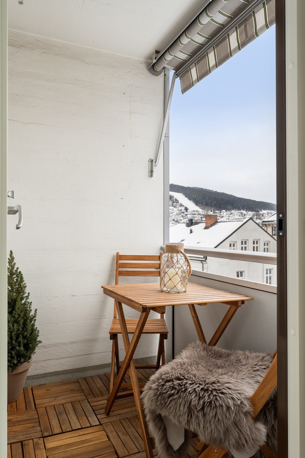 Balkongen på 2 m² er utført i betong med stålrekkverk. Galleribilde