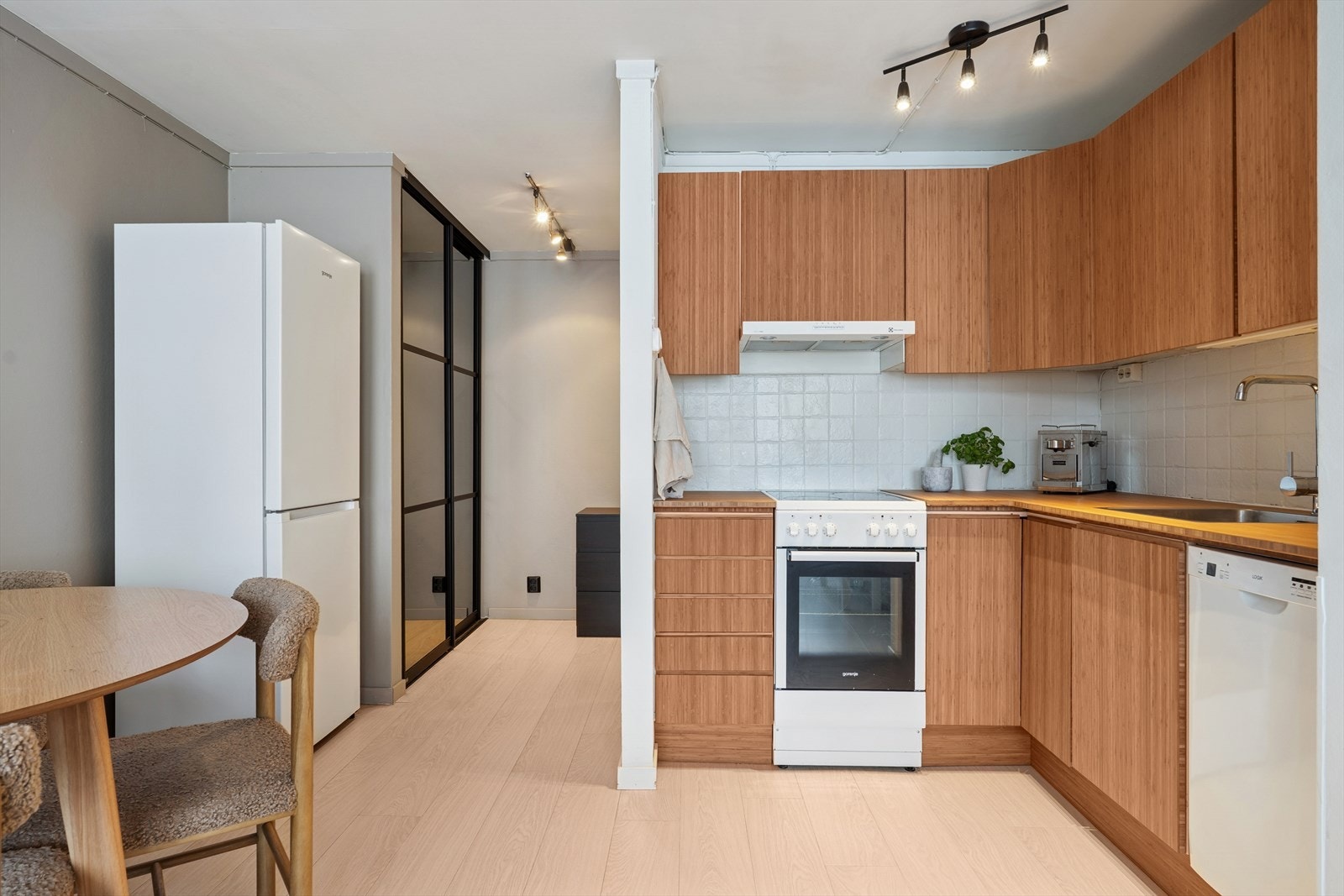 Kjøkkenet har en stilren innredning med glatte fronter og benkeplate i bambus. Galleribilde