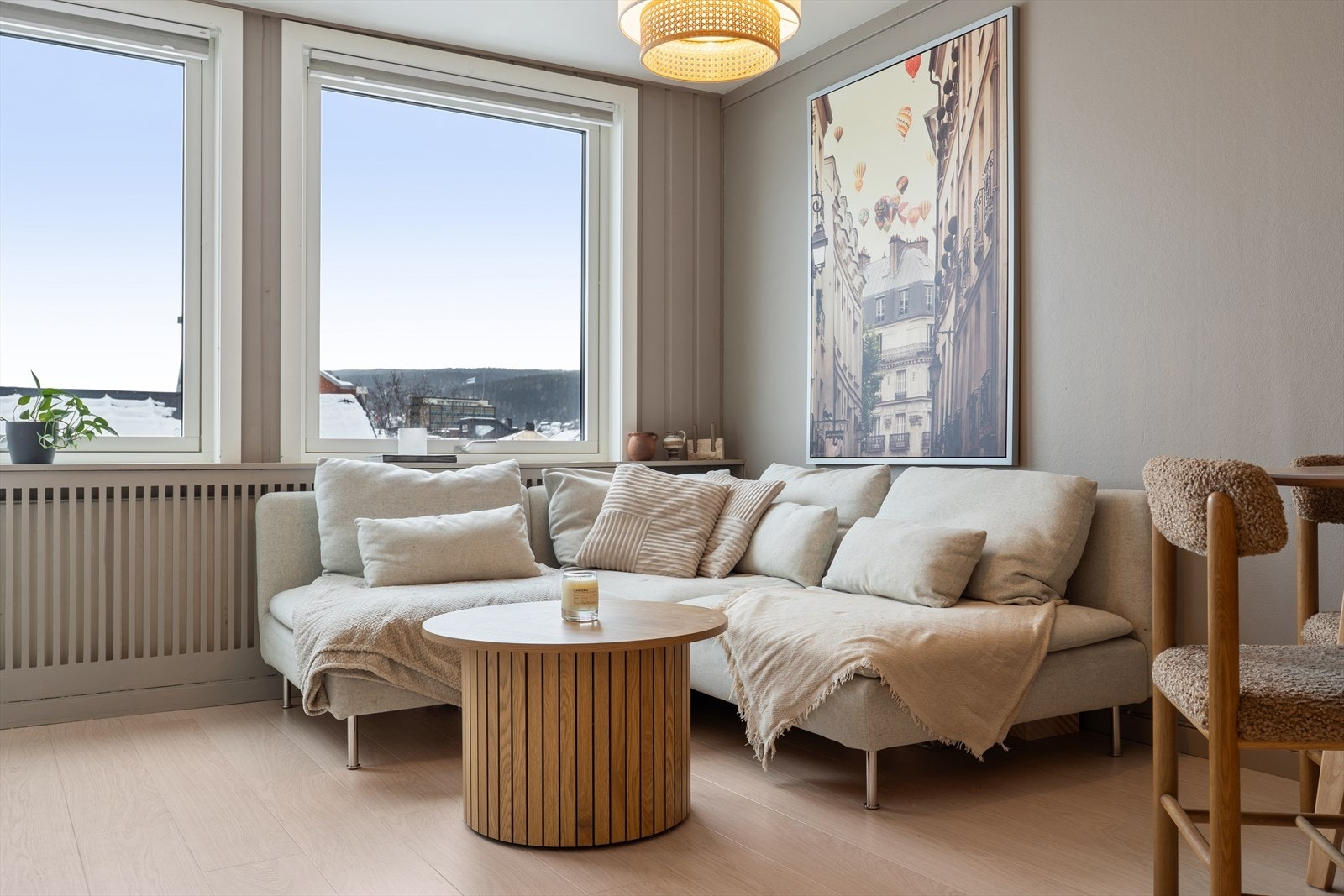 De store vindusflatene sørger for rikelig med naturlig lys i stuedelen. Galleribilde