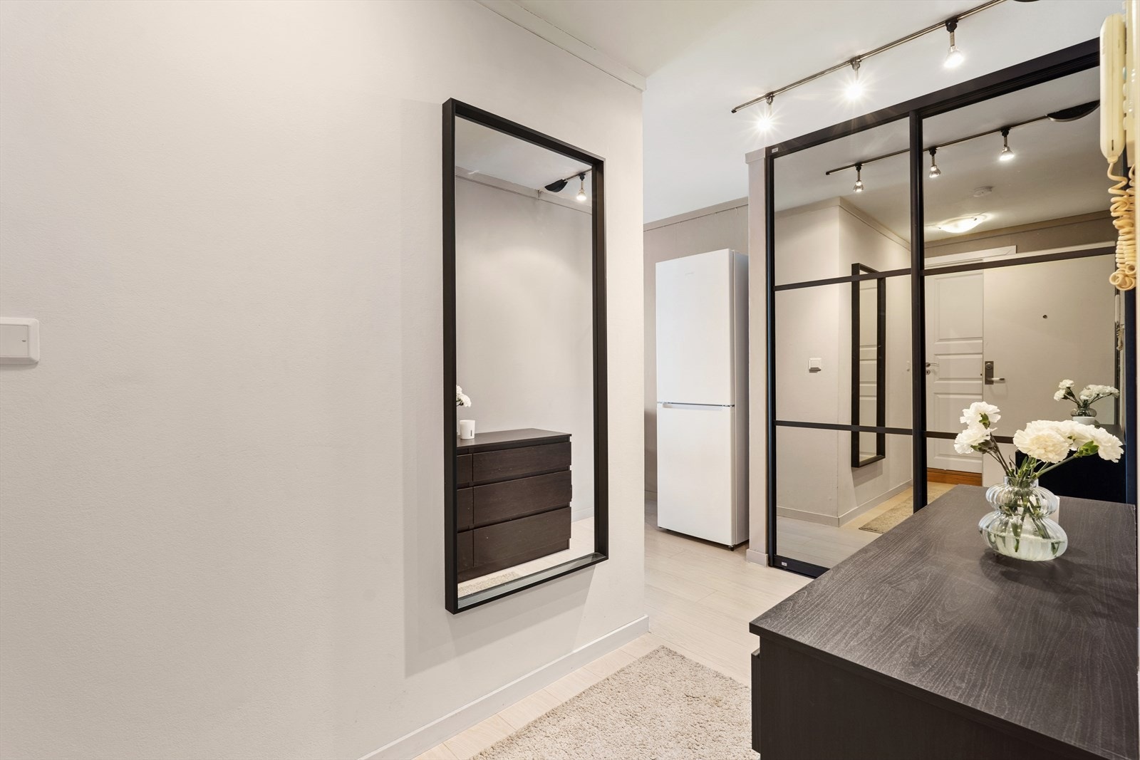 Fra entréen er det direkte tilgang til leilighetens øvrige rom. Galleribilde