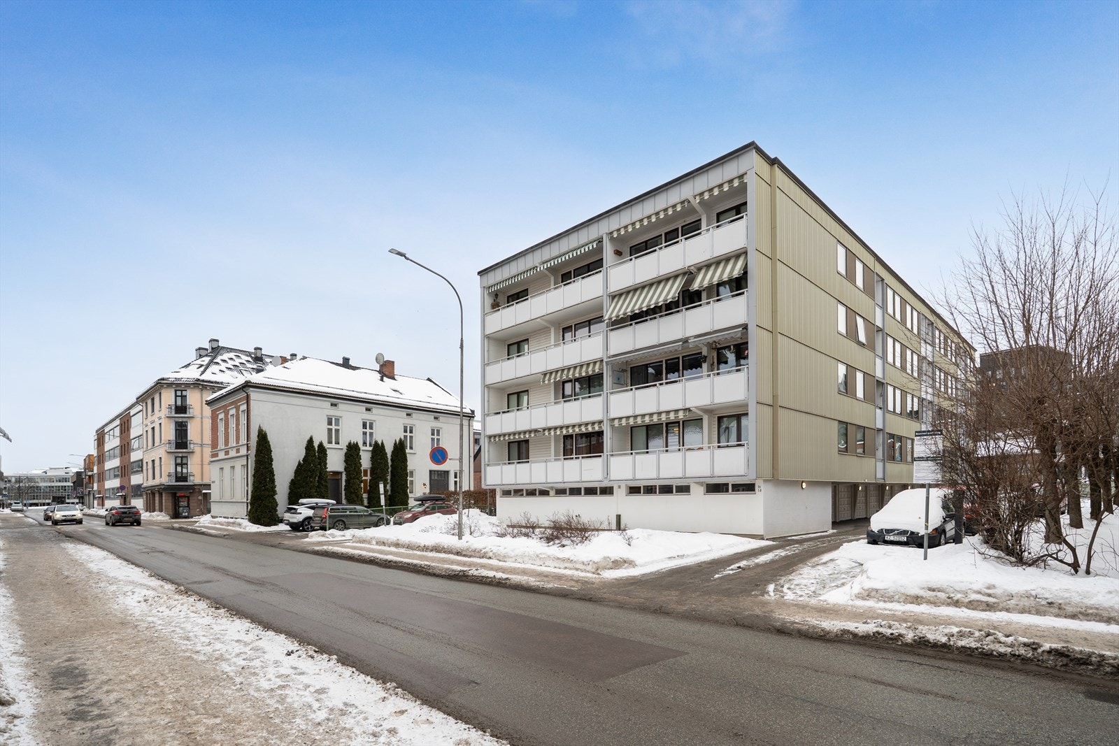 Leiligheten ligger i et etablert boligbygg fra 1962 på Strømsø. Galleribilde
