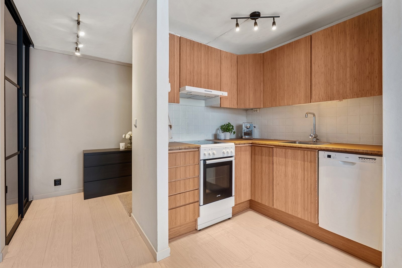 Innredningen er utstyrt med frittstående hvitevarer og ventilator med kullfilter. Nye kjøkkenfronter, vask og benkeplate i 2026 Galleribilde