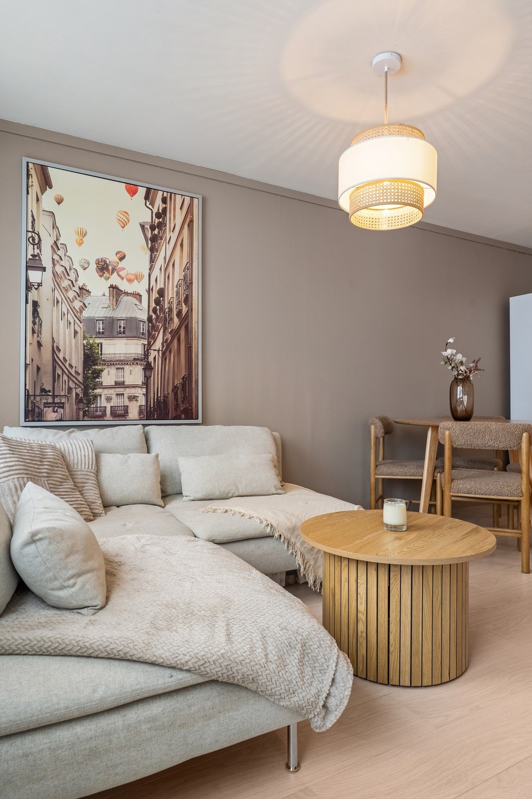 Malte, profilerte innerdører komplementerer leilighetens stil. Galleribilde