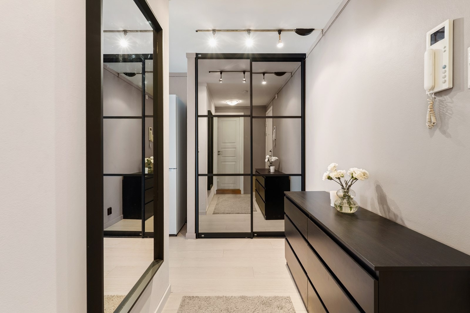 Entréen gir en god velkomst og har plass til oppbevaringsmøbler. Galleribilde