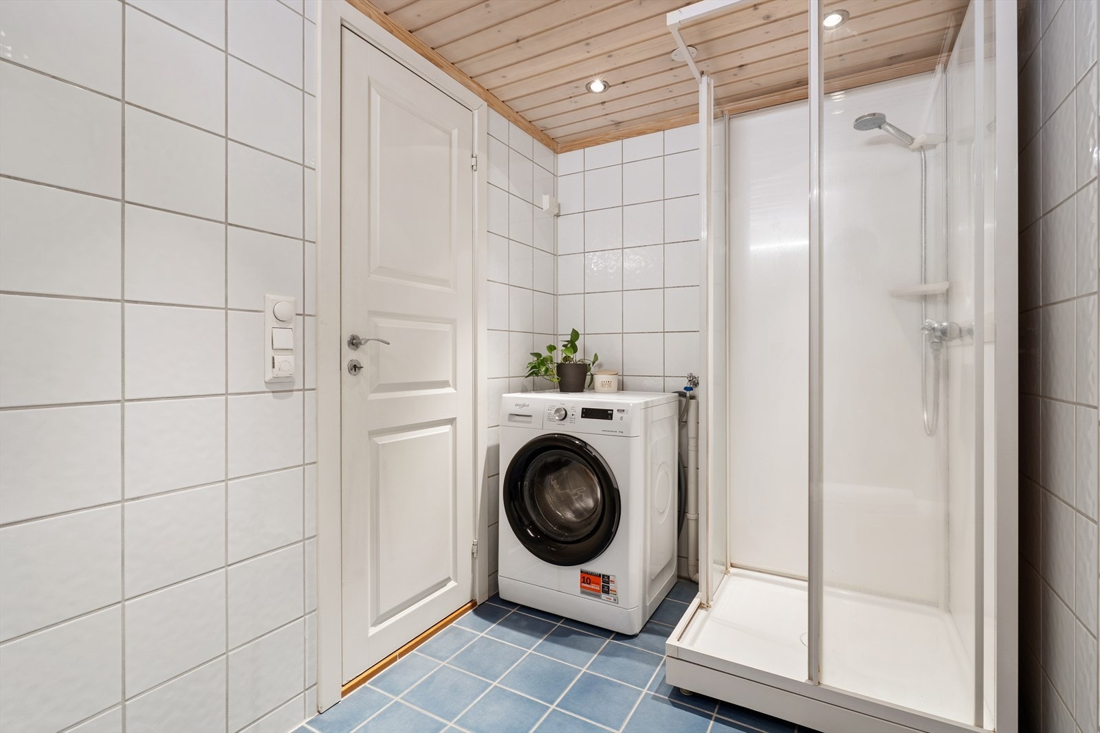 Her er det elektriske varmekabler i gulvet og praktisk opplegg for vaskemaskin. Galleribilde